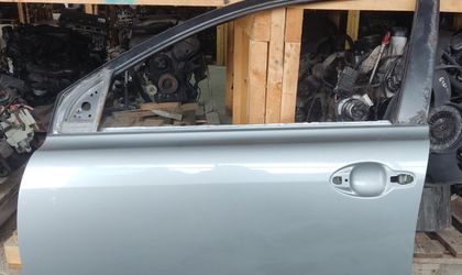 Дверь передняя левая Toyota Avensis T250