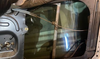 Стеклоподъемник ручной пер прав двери Audi 100 C3